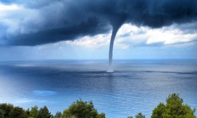 Οι ισχυροί ανεμοστρόβιλοι που συγκλόνισαν την Ελλάδα – Ποιος ο απολογισμός από τα φονικά κτυπήματα των ανέμων